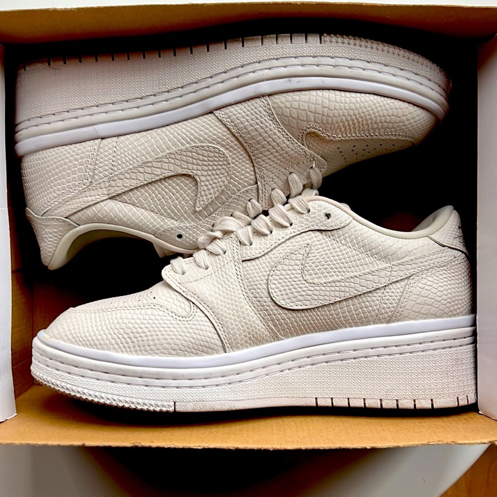 Women’s air Jordan 1 re low lifted size 9